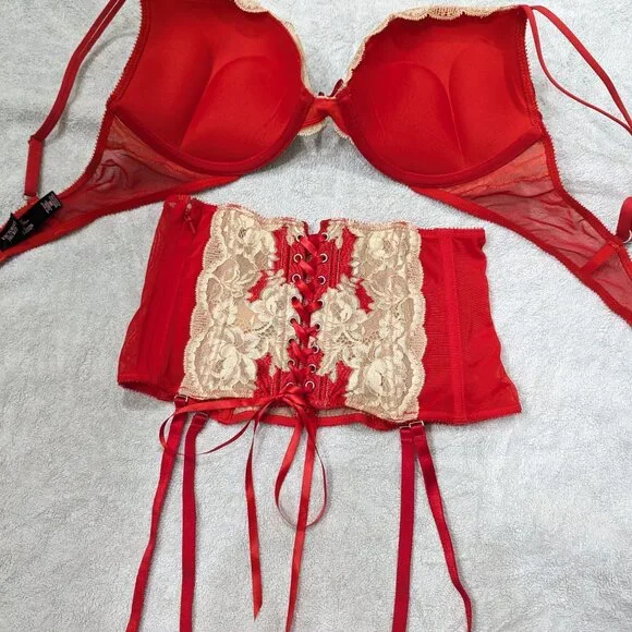 36B Victoria's Secret Crystal Bombshell bra with matching garter belt - Picture 4 of 8